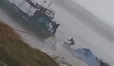 Zonguldak Ereğli'de çıkan fırtınada ölümle burun burana gelen balıkçıyı oğlu kurtardı