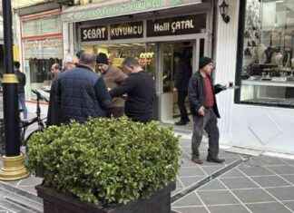 Eşinin dikkati sayesinde dolandırılmaktan son anda kurtulan kadın einin-dikkati-sayesinde-dolandrlmaktan-son-anda-kurtulan-kadn