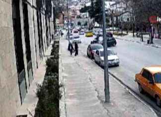 Motosiklet sürücüsü takla atarak şok geçirdi: Kaza anı kamerada motosiklet-srcs-takla-atarak-ok-geirdi-kaza-an-kamerada