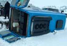 Öğretmenlerin Bulunduğu Servis Minibüsü Devrildi: 2 Yaralı retmenlerin-bulunduu-servis-minibs-devrildi-2-yaral