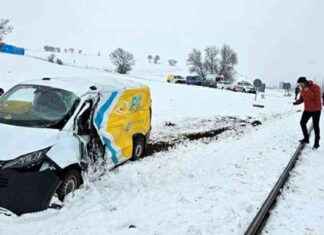 Tokat PTT aracı tren çarpma olayı: 1 yaralı tokat-ptt-arac-tren-arpma-olay-1-yaral